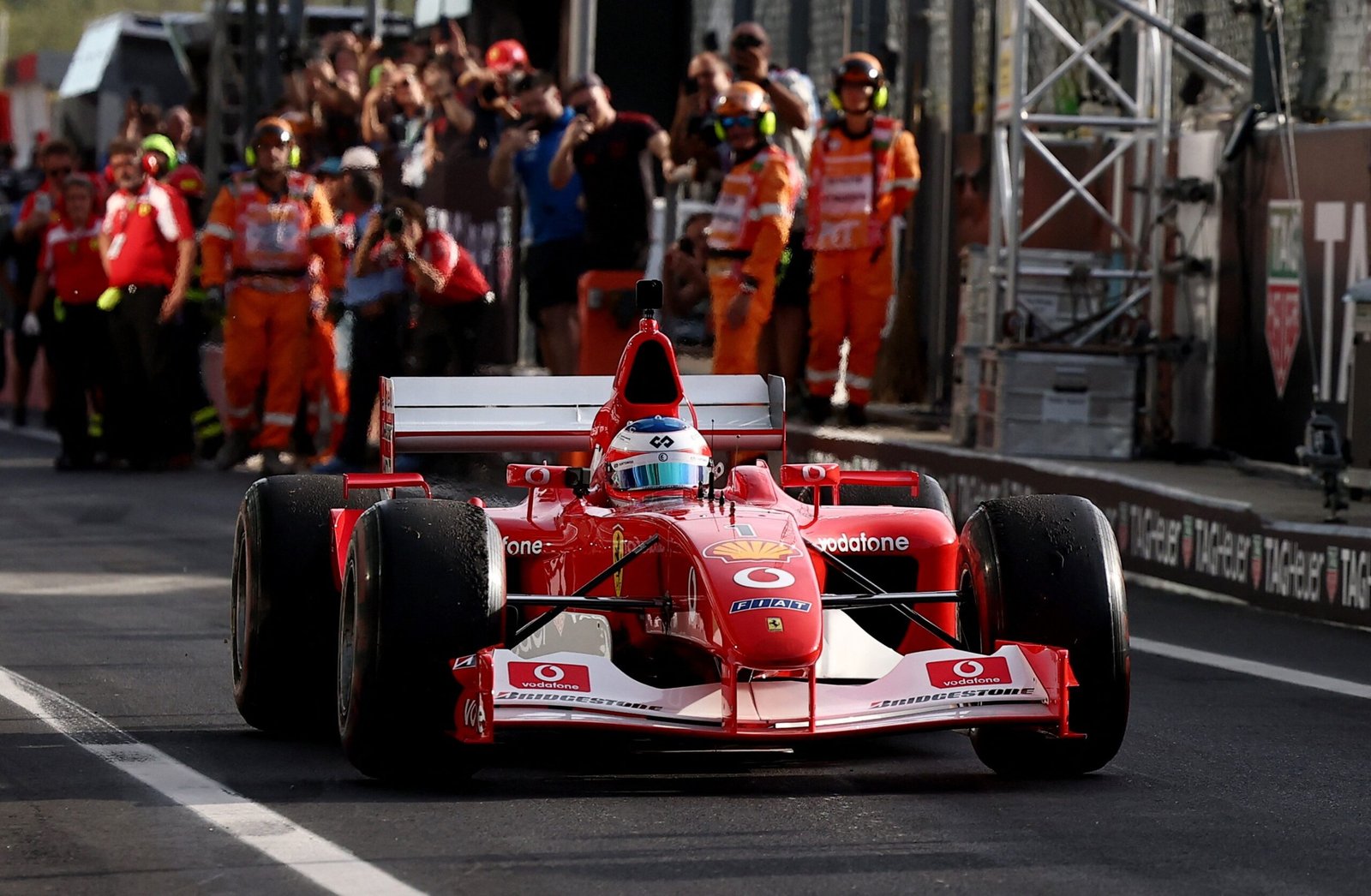 Rubinho dirige Ferrari de 2002 em fim de semana de homenagens a Schumacher em Monza; veja
