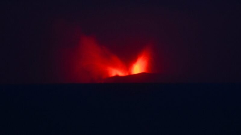 Vulcão Anak Krakatau entra em erupção na Indonésia, e voos no aeroporto de Jacarta são suspensos
