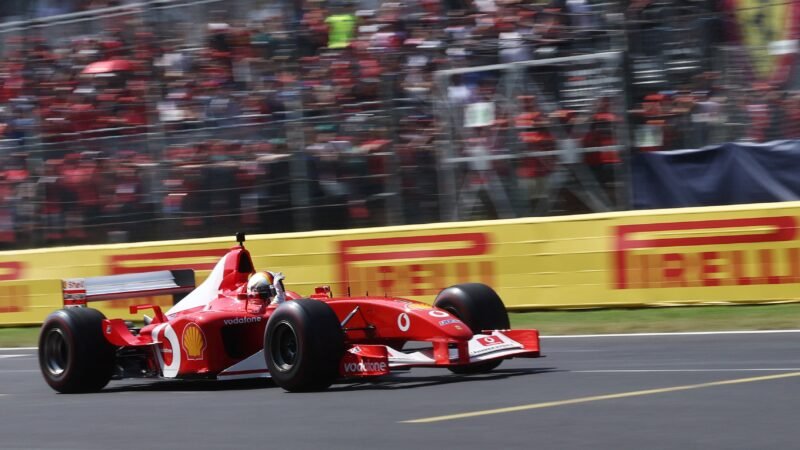 Vettel pilota Ferrari de 2002 de Schumacher antes do GP da Itália