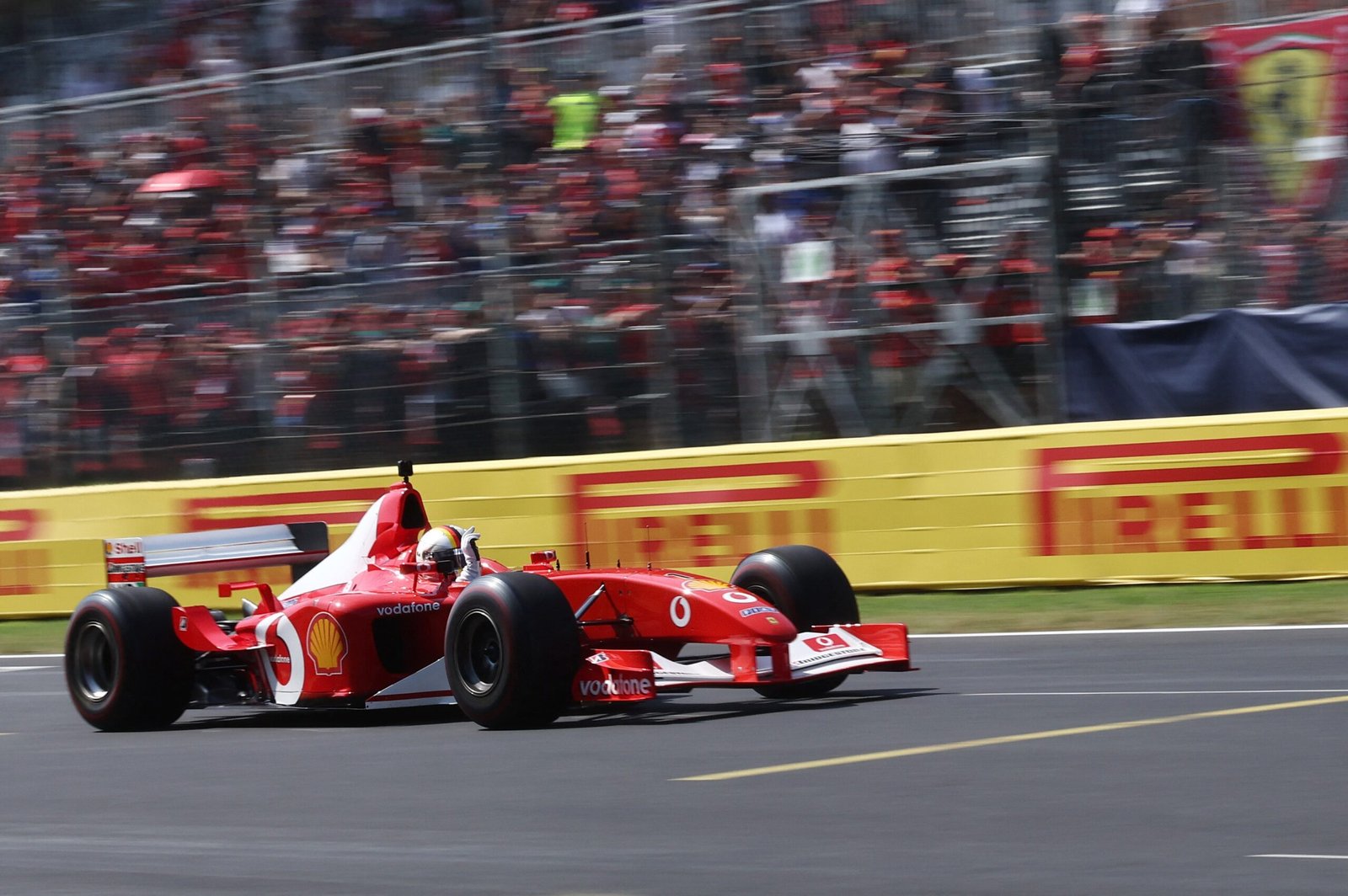 Vettel pilota Ferrari de 2002 de Schumacher antes do GP da Itália