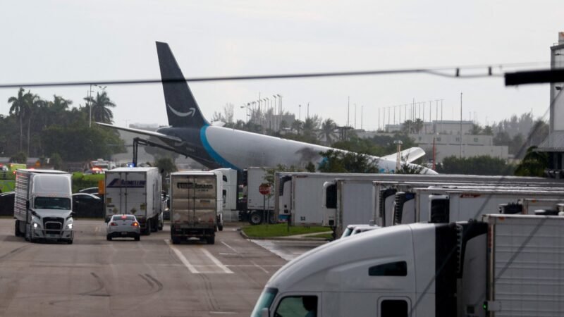 Avião cargueiro da Amazon sai da pista e atravessa estrada perto de aeroporto em Miami