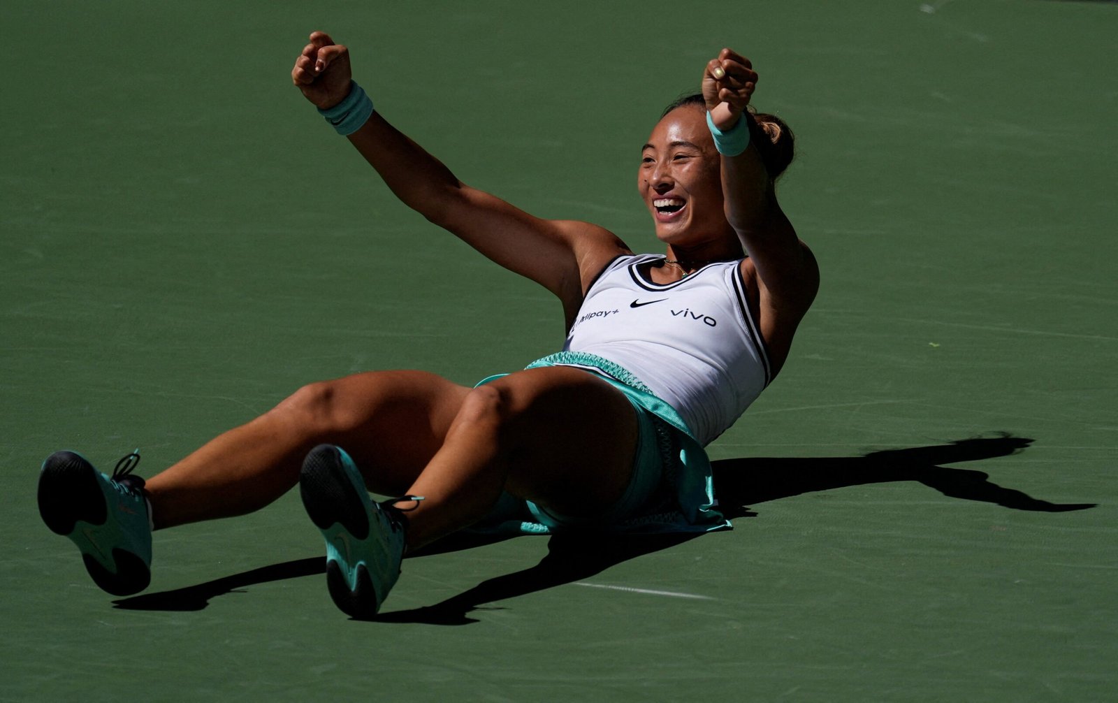 Chinesa volta a virar set com 5 a 0 atrás, elimina ex-líder do ranking e vai às quartas do US Open