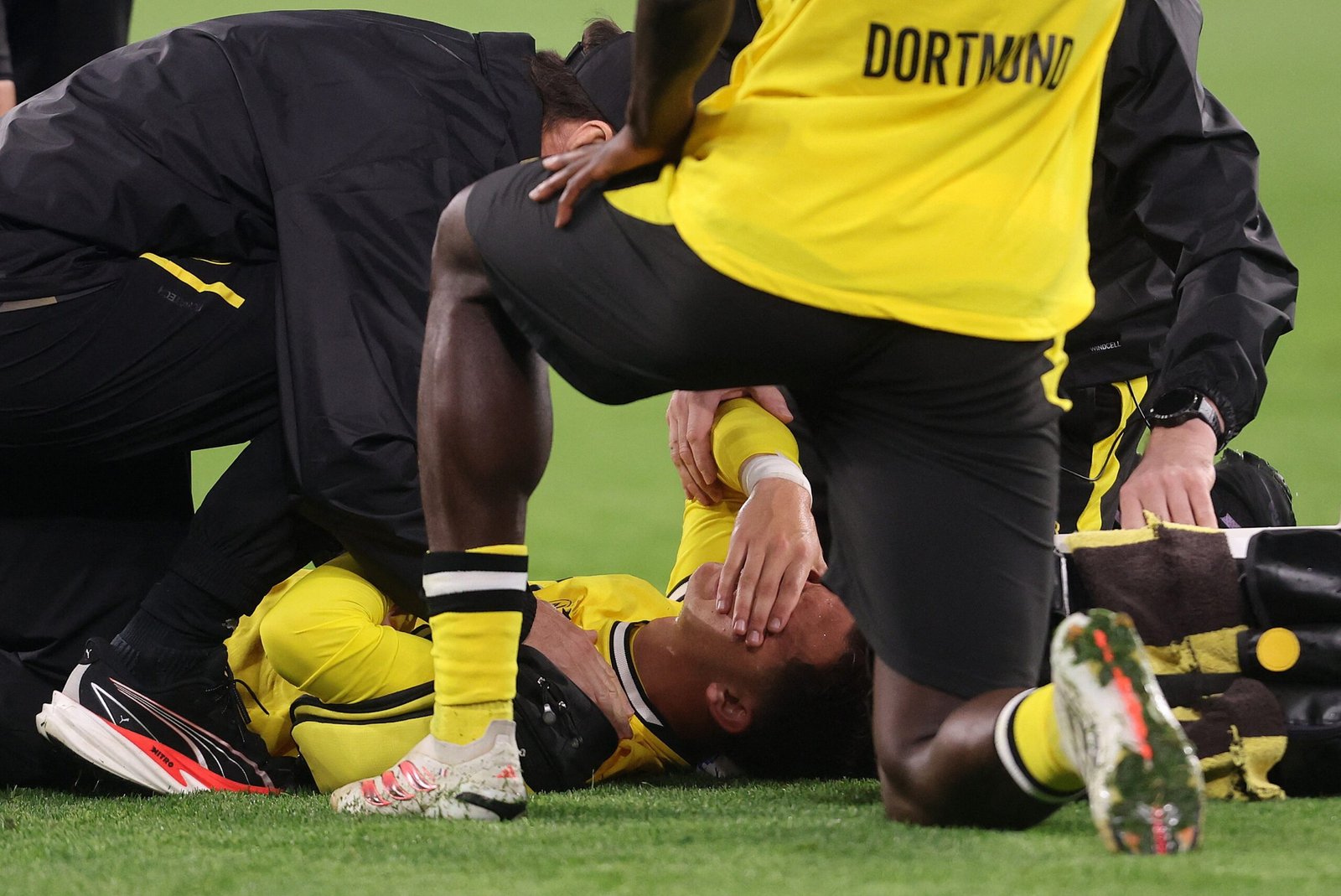 Meia grego do Borussia Dortmund passa mal em campo em jogo da Champions