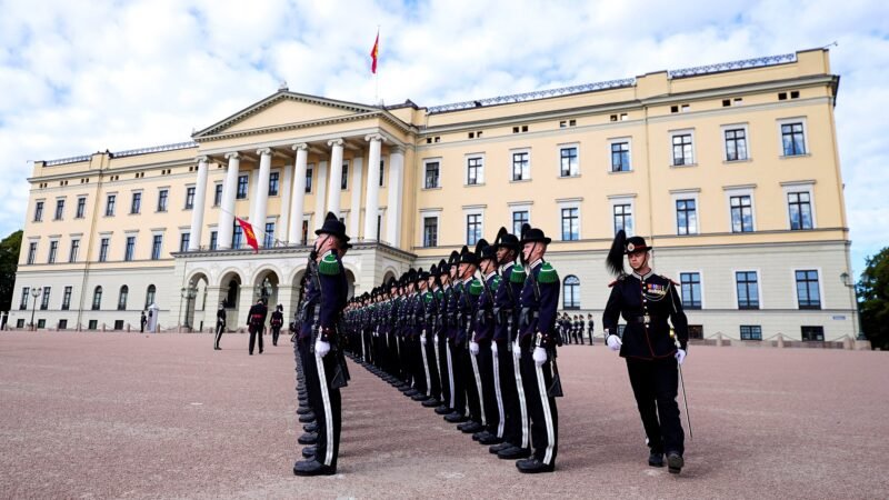 Noruega faz funeral do rei Harald com presença de multidão e de famílias reais europeias