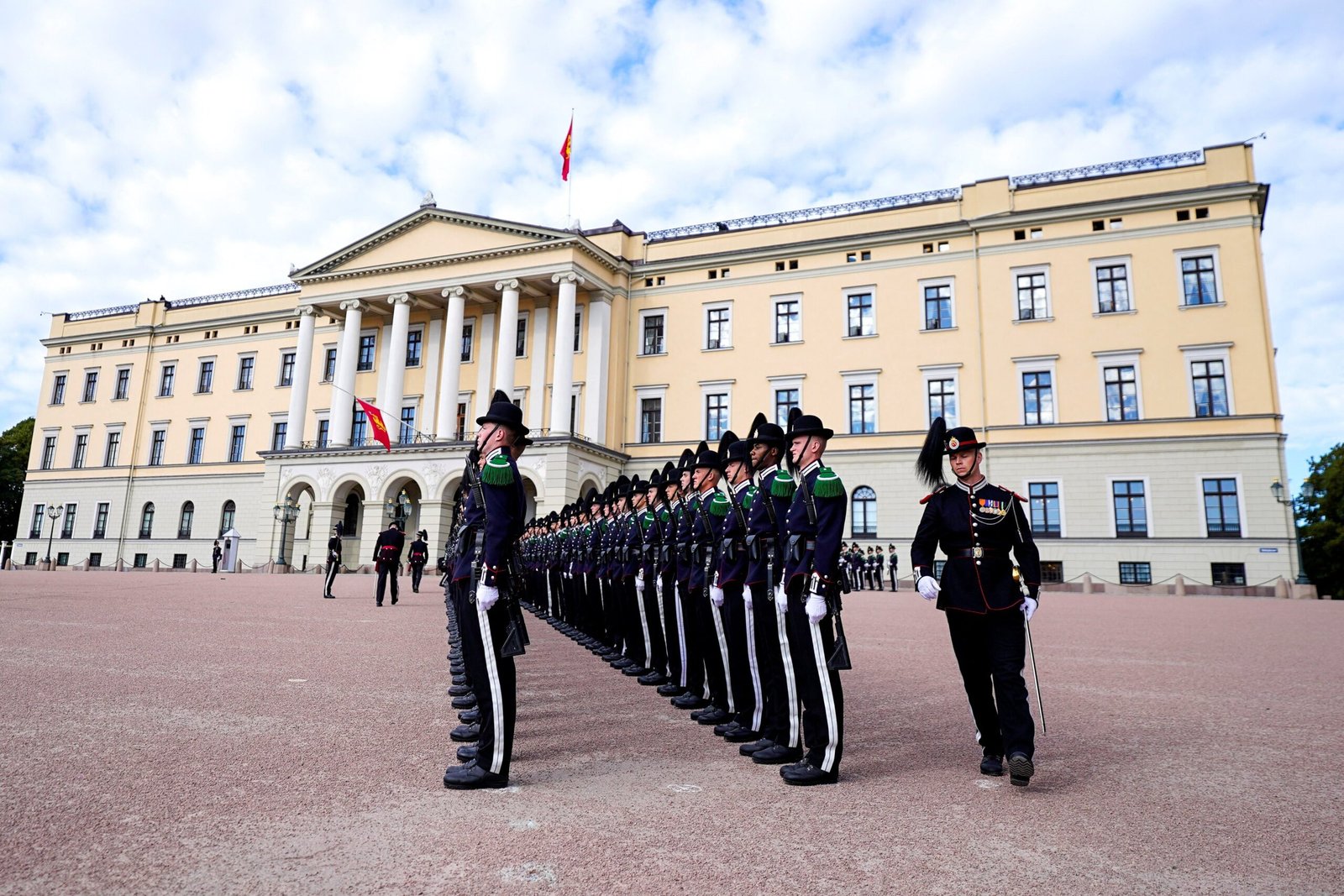 Noruega faz funeral do rei Harald com presença de multidão e de famílias reais europeias