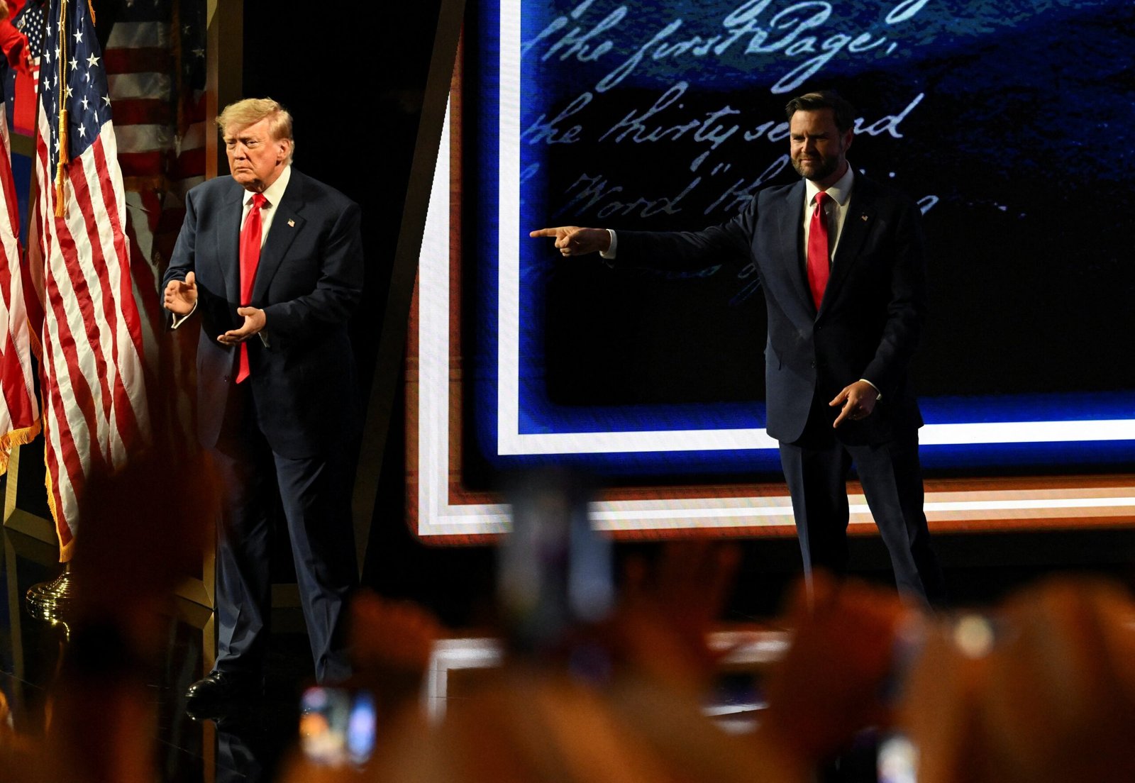 Vice de Trump adota tom mais moderado e discursa como herdeiro político para 2028 em convenção
