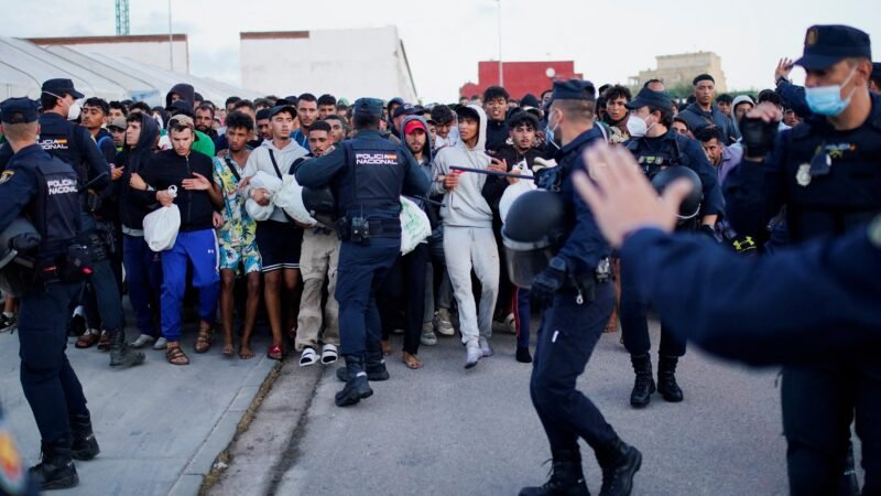 Em Ceuta, polícia espanhola transfere migrantes de praias para alojamento temporário no porto