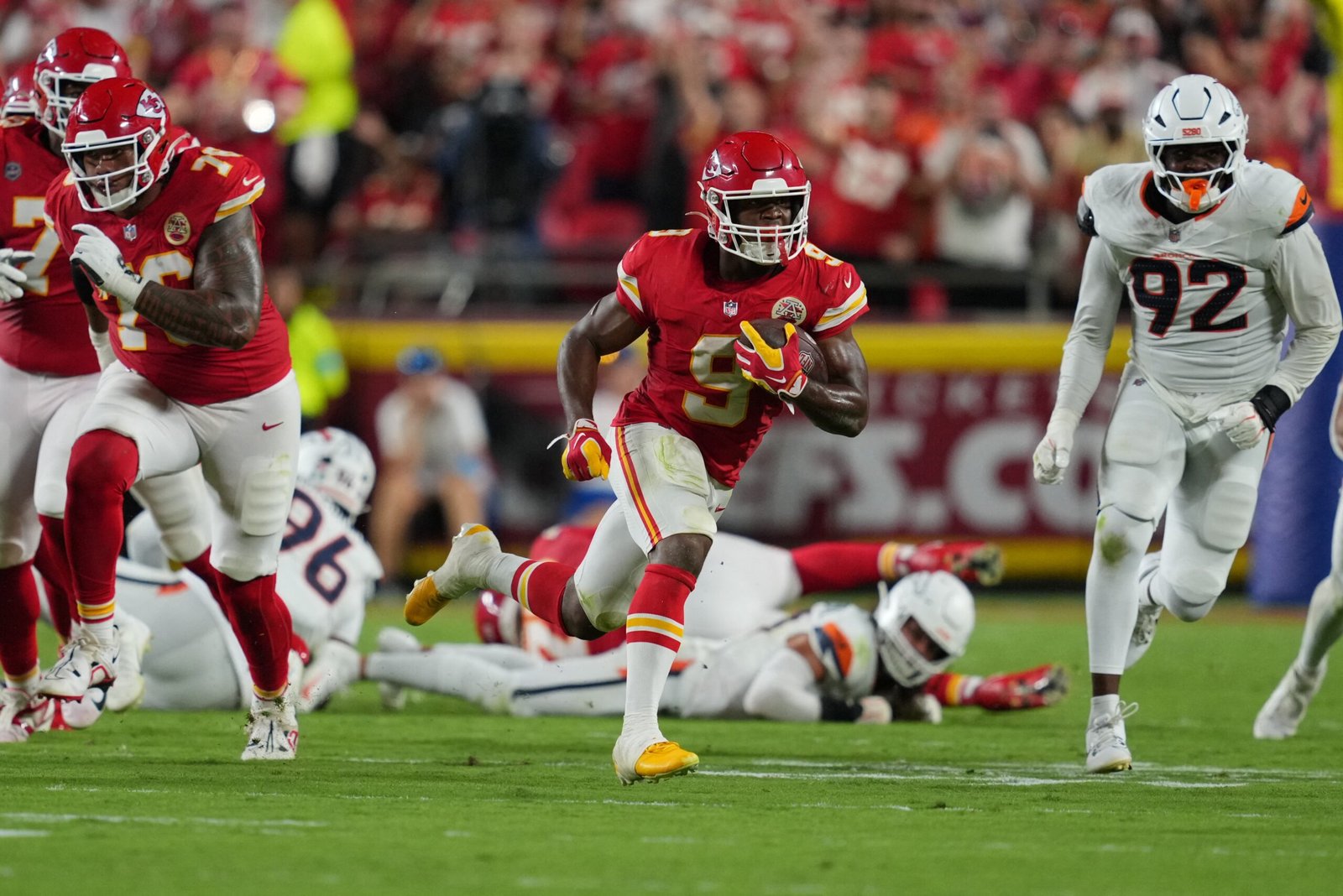 Mahomes retorna, Walker brilha e Chiefs arrasam Broncos na estreia