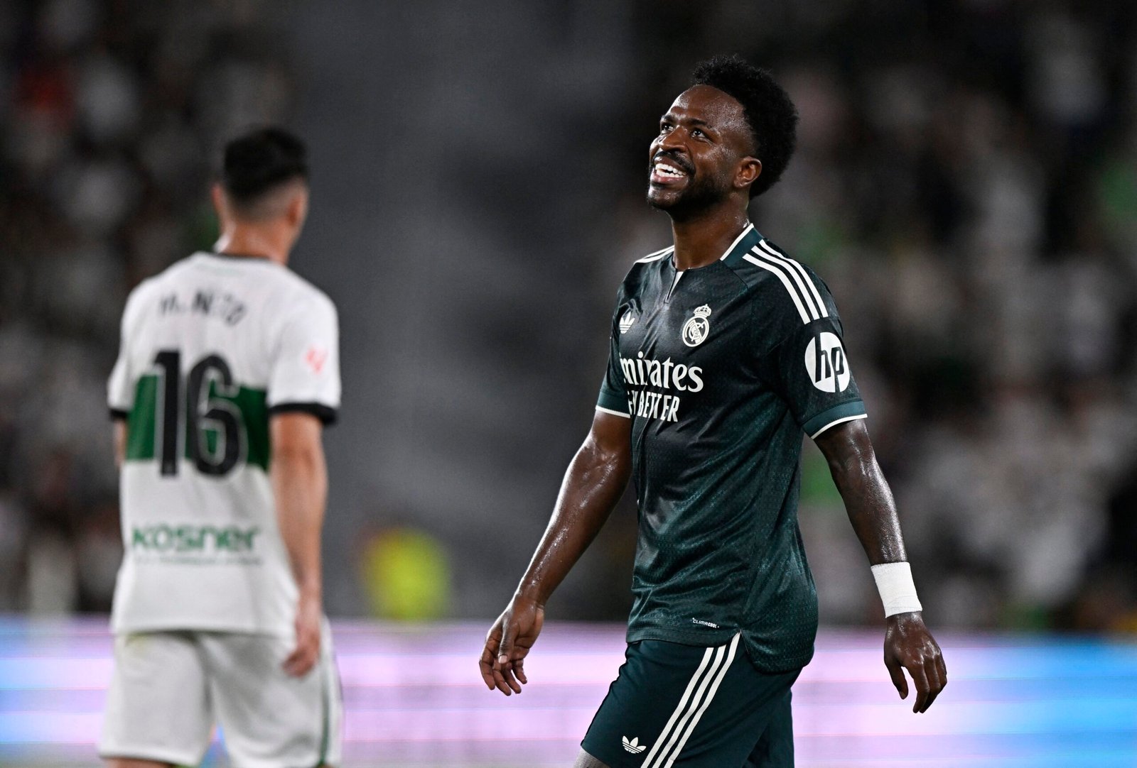 TV flagra Vini Jr. ironizando a torcida do Elche em vitória do Real Madrid: “Cuidado”