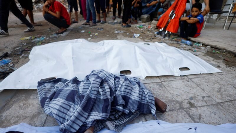 Prédio desaba em Gaza e deixa ao menos 20 mortos; VÍDEO mostra resgate de menino