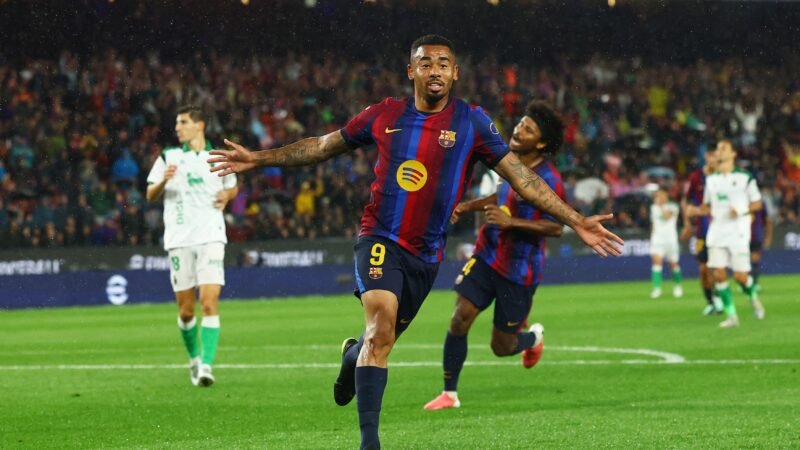 Jornais espanhóis destacam início positivo de Gabriel Jesus no Barcelona:  “Aproveita ao máximo”