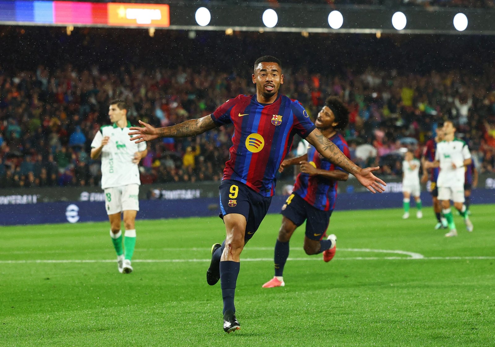Jornais espanhóis destacam início positivo de Gabriel Jesus no Barcelona:  “Aproveita ao máximo”