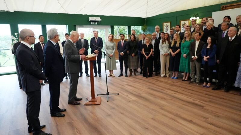 Rei Charles III alerta sobre riscos da IA e pede medidas de executivos antes que seja ‘tarde demais’