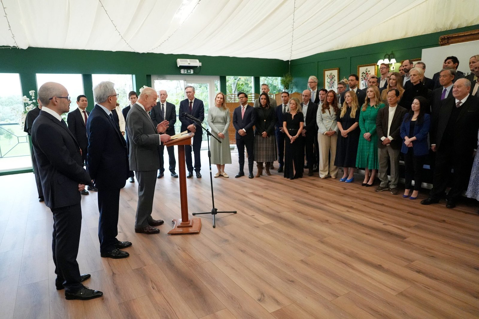 Rei Charles III alerta sobre riscos da IA e pede medidas de executivos antes que seja ‘tarde demais’