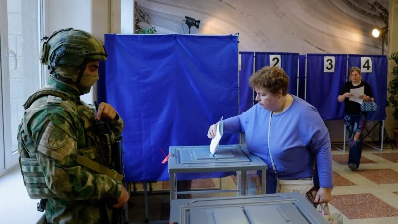 Vigiados por militares armados, ucranianos de região ocupada pela Rússia votam em eleição parlamentar russa; veja FOTOS