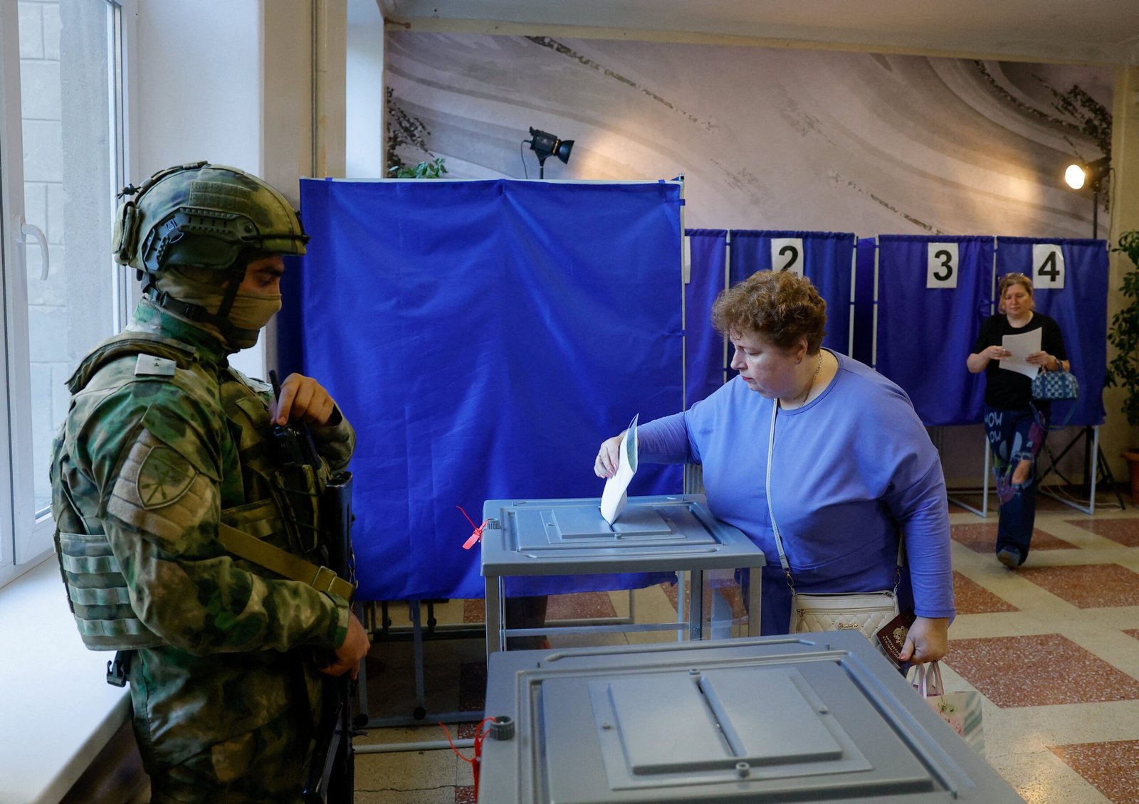 Vigiados por militares armados, ucranianos de região ocupada pela Rússia votam em eleição parlamentar russa; veja FOTOS