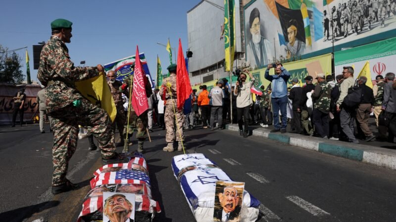 Irã faz desfile militar com ‘caixões’ de Trump e Netanyahu e batalhão de mulheres com AK-47; FOTOS