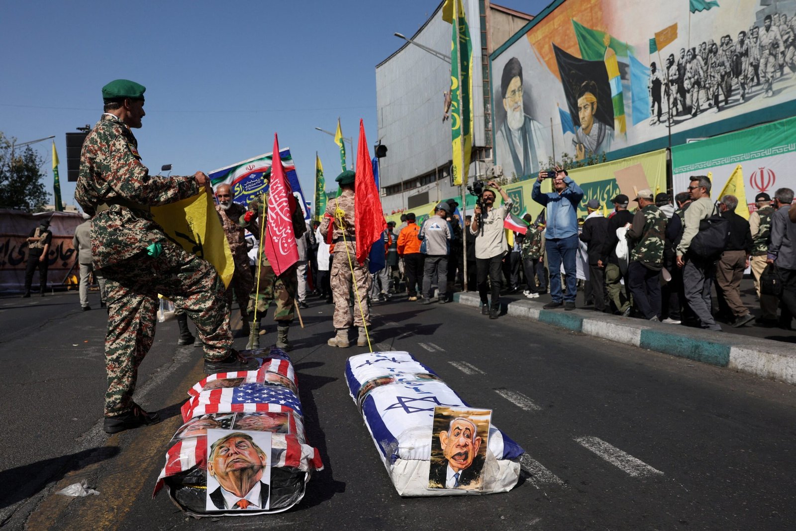Irã faz desfile militar com ‘caixões’ de Trump e Netanyahu e batalhão de mulheres com AK-47; FOTOS