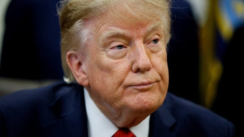 Por que Trump intensificou disputa com a imprensa ao barrar jornalistas da Casa Branca