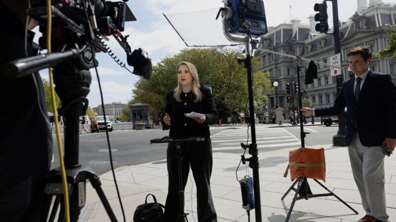 CNN, MS NOW e Politico processam governo Trump após serem banidos da Casa Branca