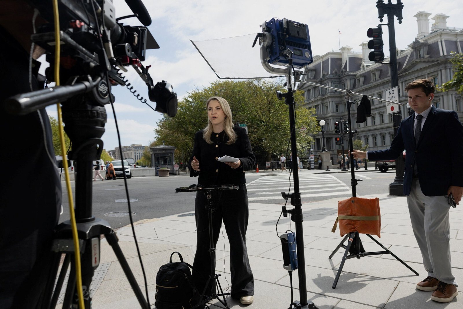CNN, MS NOW e Politico processam governo Trump após serem banidos da Casa Branca