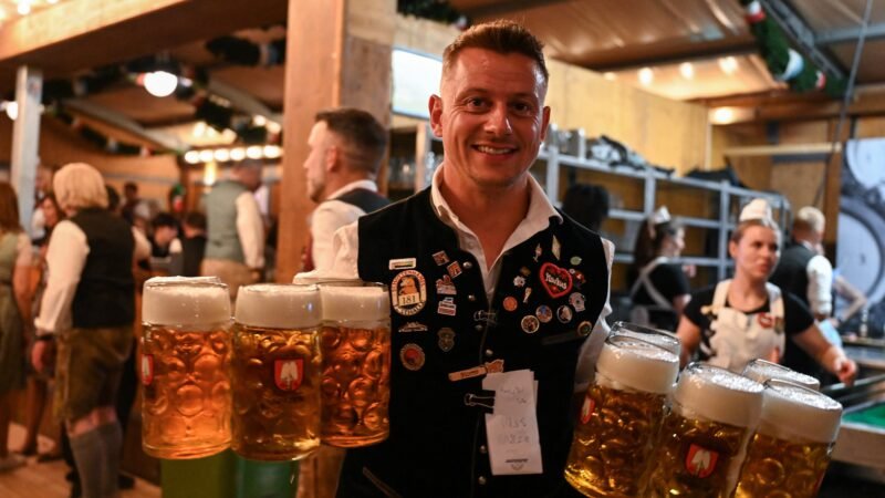 Munique abre Oktoberfest com muito sol, cerveja e IA antiaglomeração