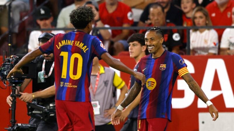 Raphinha tem início mais goleador da história do Barça, e técnico rival critica ausência na Bola de Ouro
