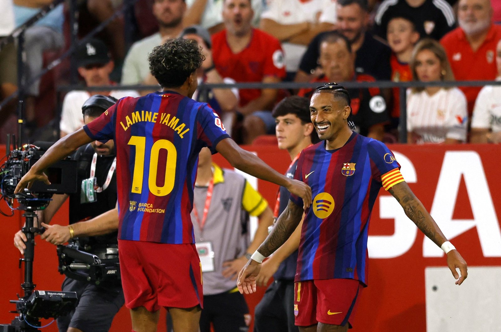Raphinha tem início mais goleador da história do Barça, e técnico rival critica ausência na Bola de Ouro