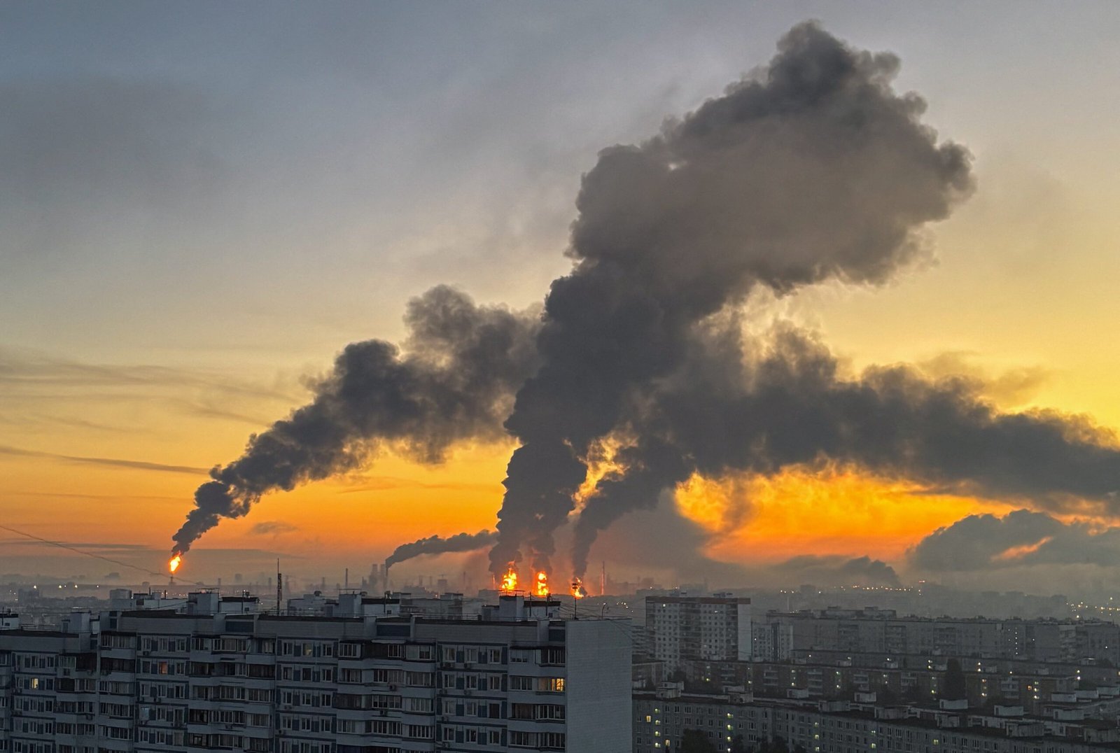 Ataque de drones ucranianos atinge refinaria de petróleo e mata 2 em dia de eleição na Rússia