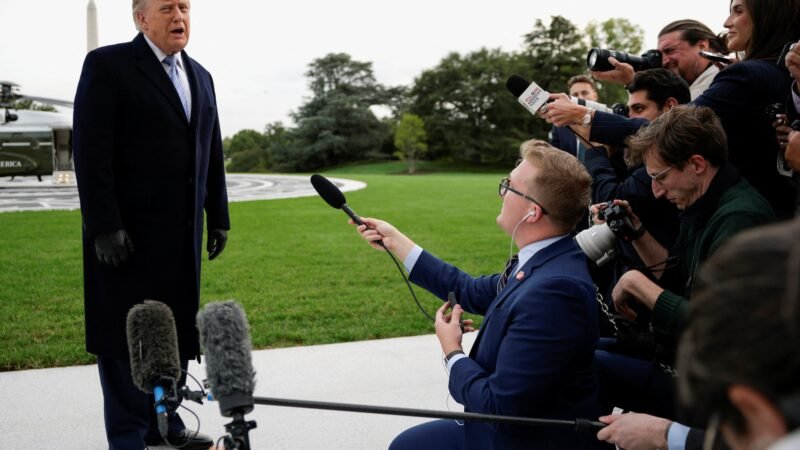 Jornalistas voltam a ser barrados na Casa Branca após Justiça determinar que Trump libere acesso
