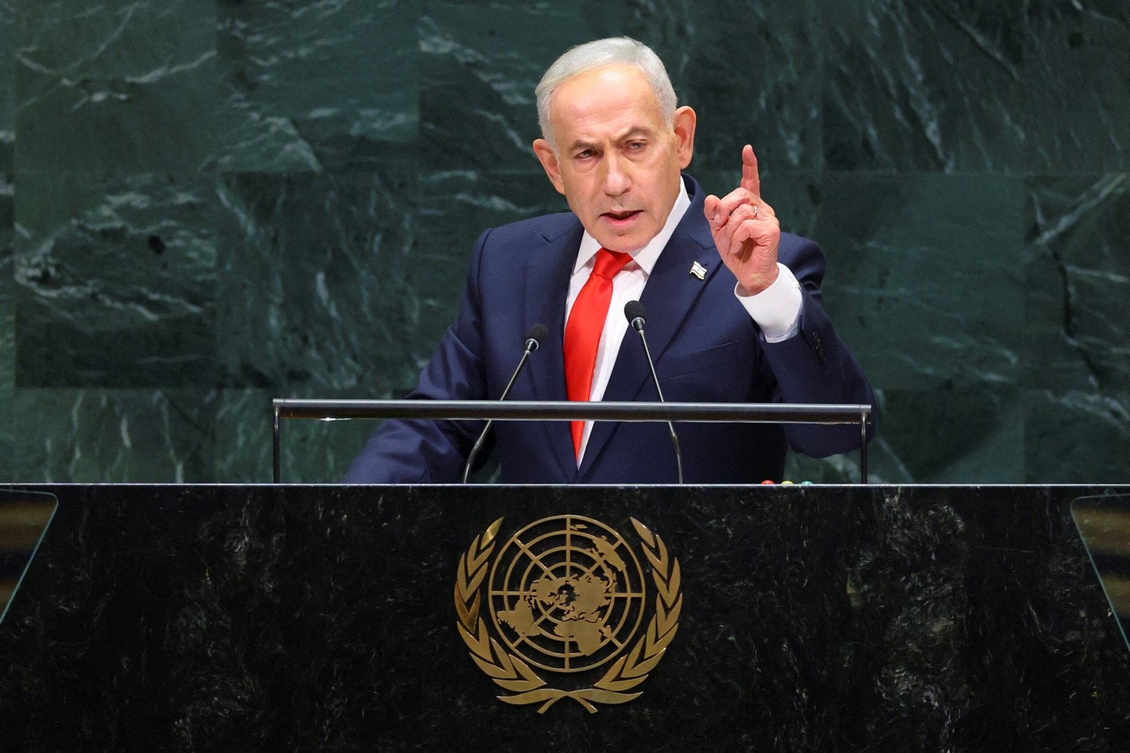 Sob protestos, Netanyahu chama comitivas na ONU de ‘covardes morais’, rebate acusação de genocídio e critica prefeito de Nova York