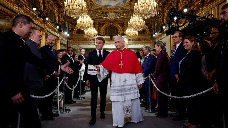 Na França, papa Leão XIV diz que IA deve respeitar dignidade humana e dá indireta sobre lei de eutanásia