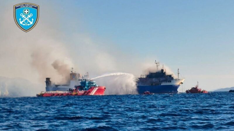 VÍDEO mostra navio em chamas na Grécia; todos a bordo foram resgatados