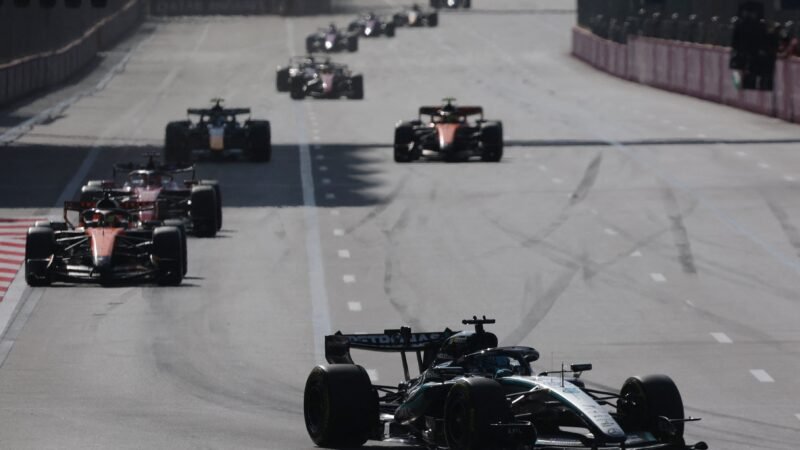 GP do Azerbaijão: Russell segura Verstappen por 0s1 e vence; Bortoleto é 13º