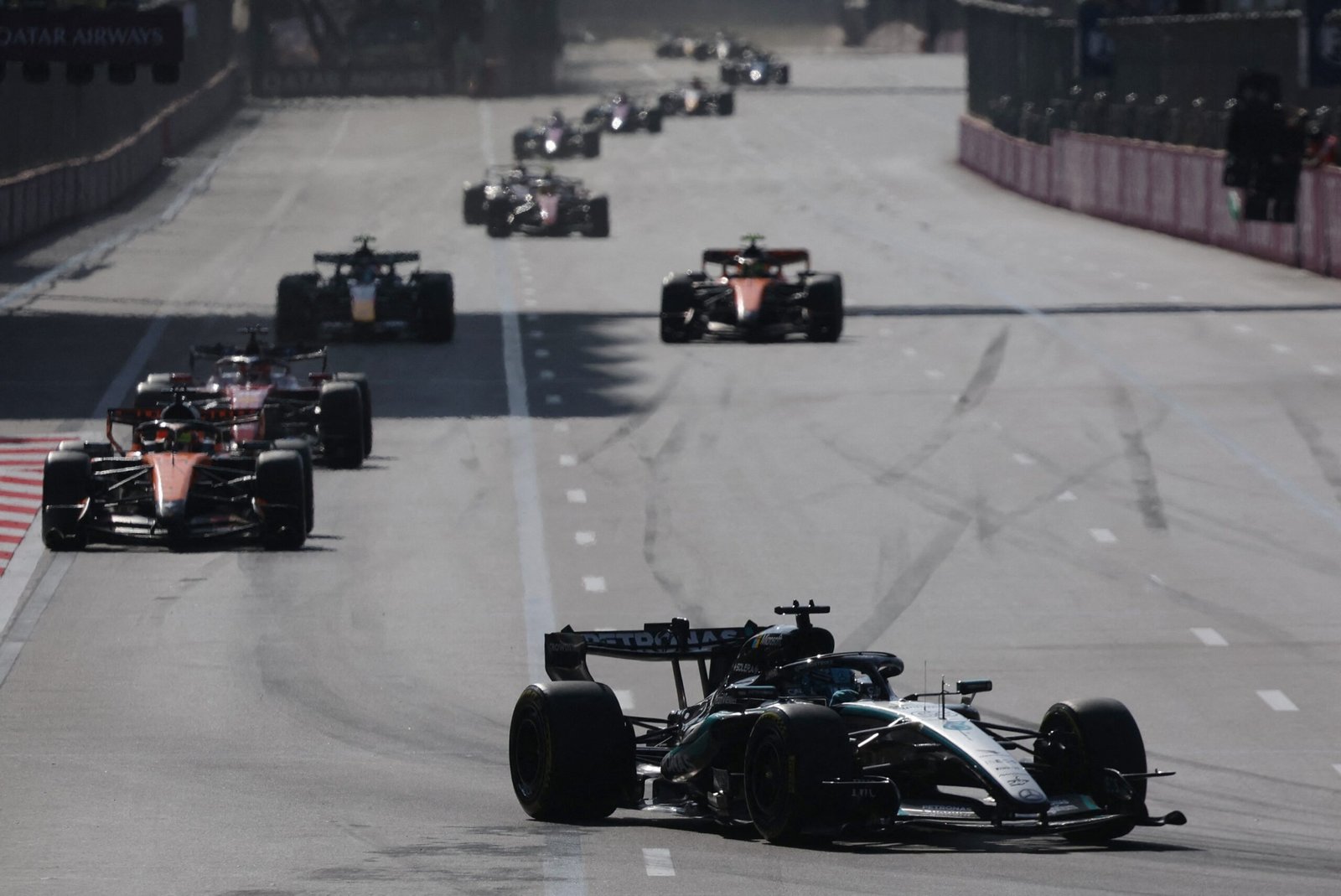 GP do Azerbaijão: Russell segura Verstappen por 0s1 e vence; Bortoleto é 13º