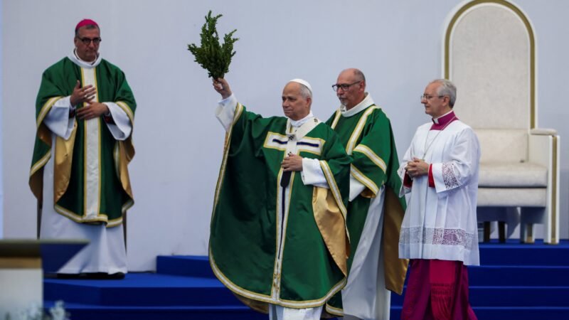 Papa Leão XIII pede que Igreja reconheça falhas antes de ouvir vítimas de abuso na França