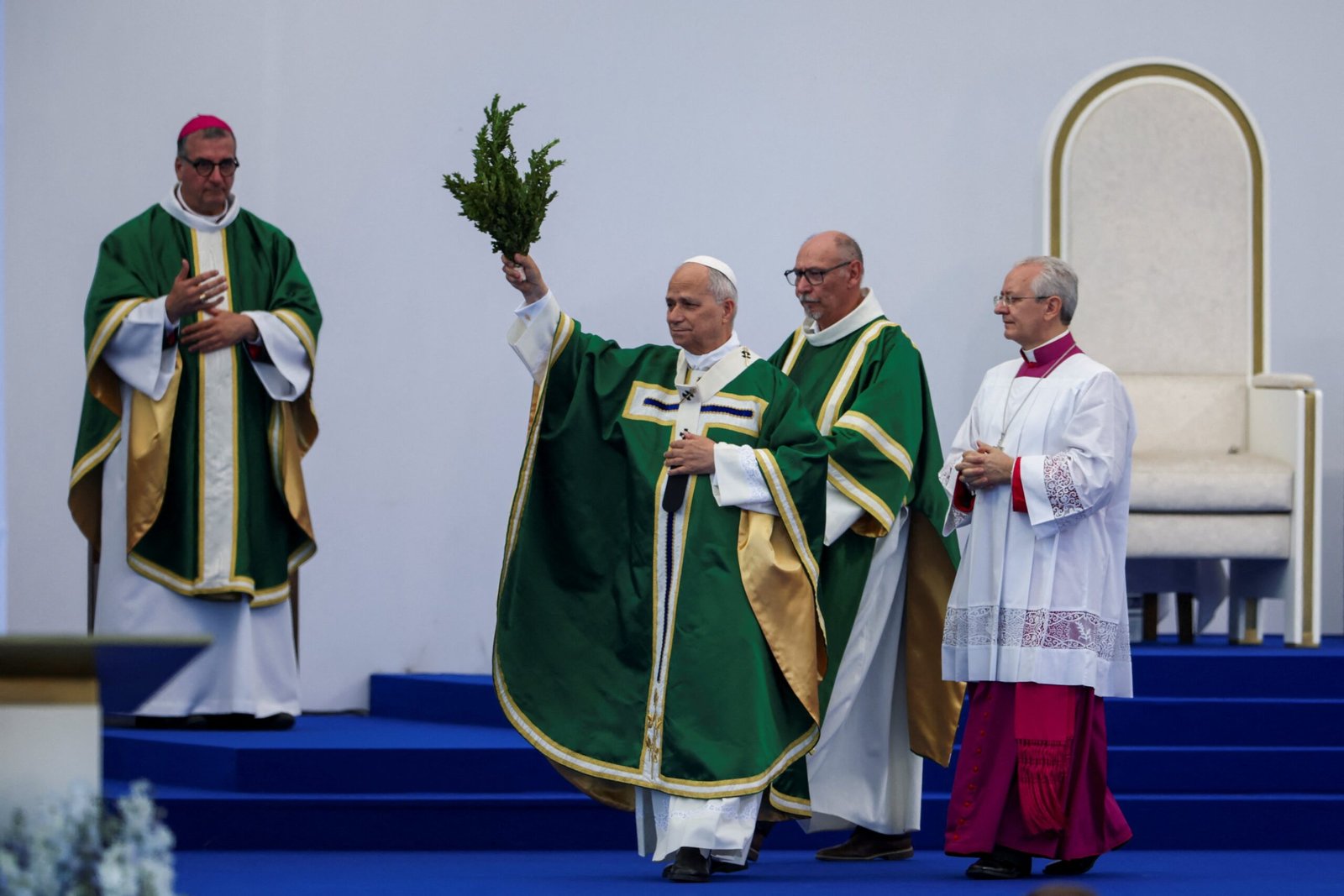 Papa Leão XIII pede que Igreja reconheça falhas antes de ouvir vítimas de abuso na França