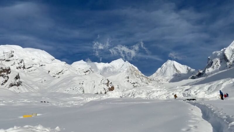 VÍDEO mostra buscas após avalanche deixar mortos e desaparecidos em montanha no Nepal