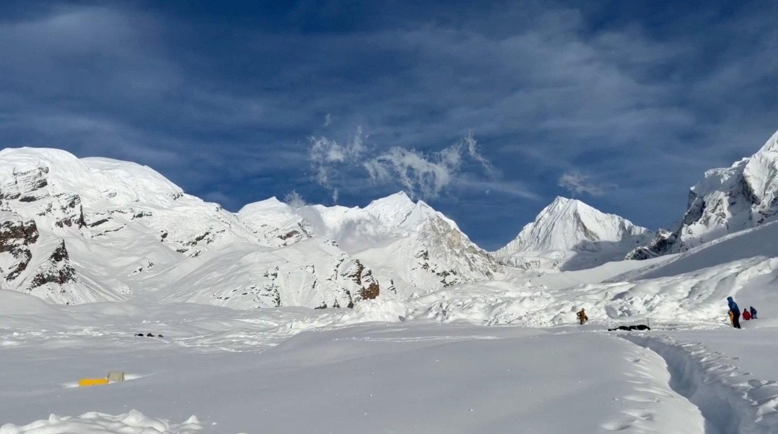VÍDEO mostra buscas após avalanche deixar mortos e desaparecidos em montanha no Nepal