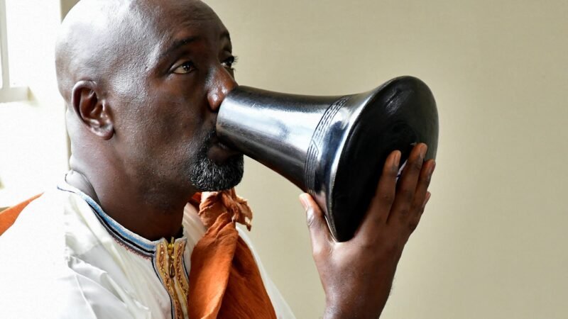 Jornalista vira rei em Uganda em meio a disputa por sucessão
