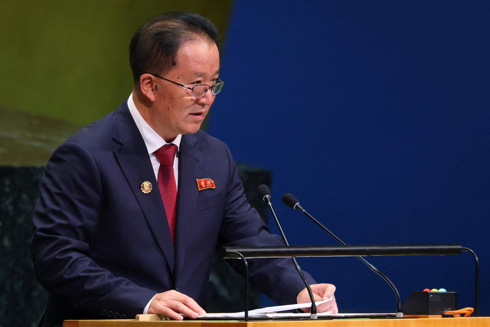 Representante da Coreia do Norte discursa na ONU com broche com rosto de pai de Kim Jong-un