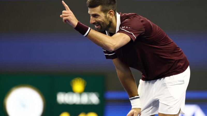 Djokovic volta a passar mal em quadra, mas vence e amplia recorde na estreia de Pequim