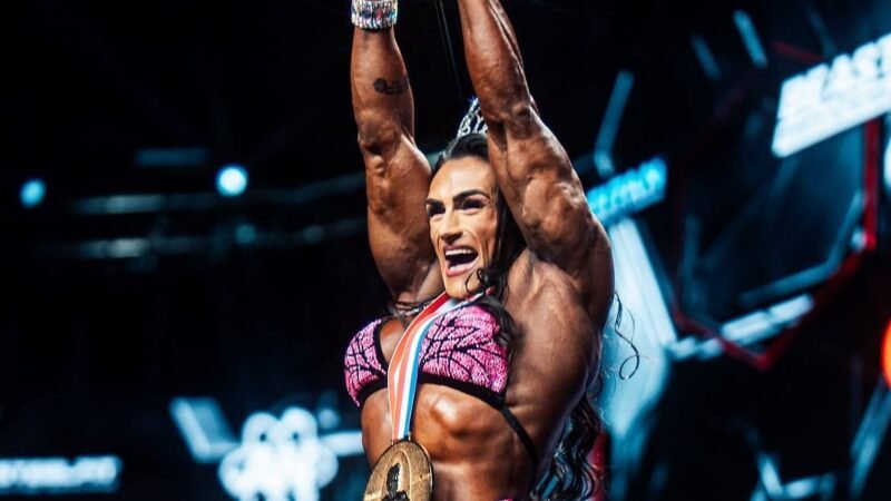 Mr. Olympia 2026: Natalia Coelho faz dobradinha e conquista terceiro título na Women’s Physique