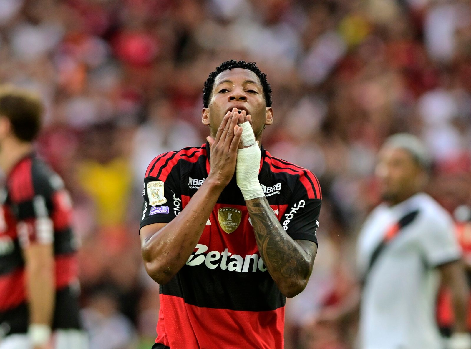 Aguardado no Rio, Plata garante comprometimento: “Meu presente está novamente no Flamengo”