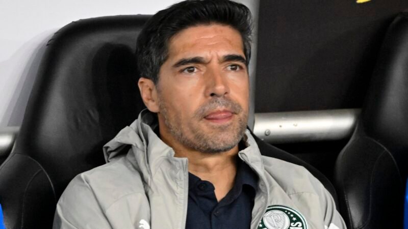 Abel critica árbitro e reclama de microfones em empate do Palmeiras: “Controlei os demônios que tenho”