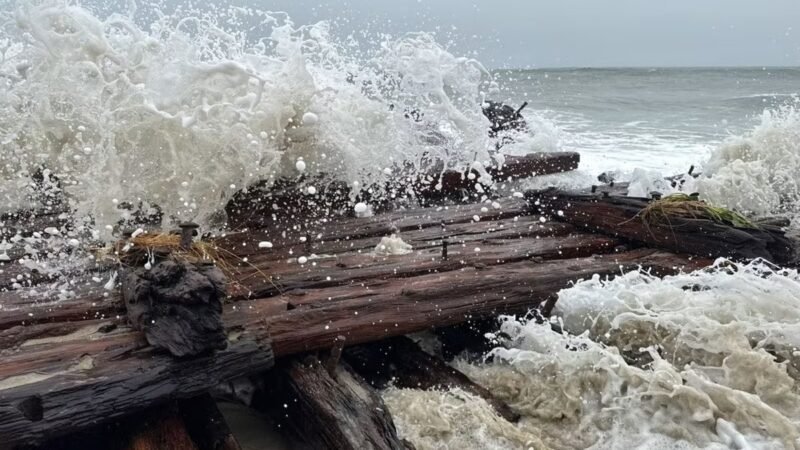 Tempestade nos EUA remove areia de praia e desenterra navio que naufragou há mais de 140 anos