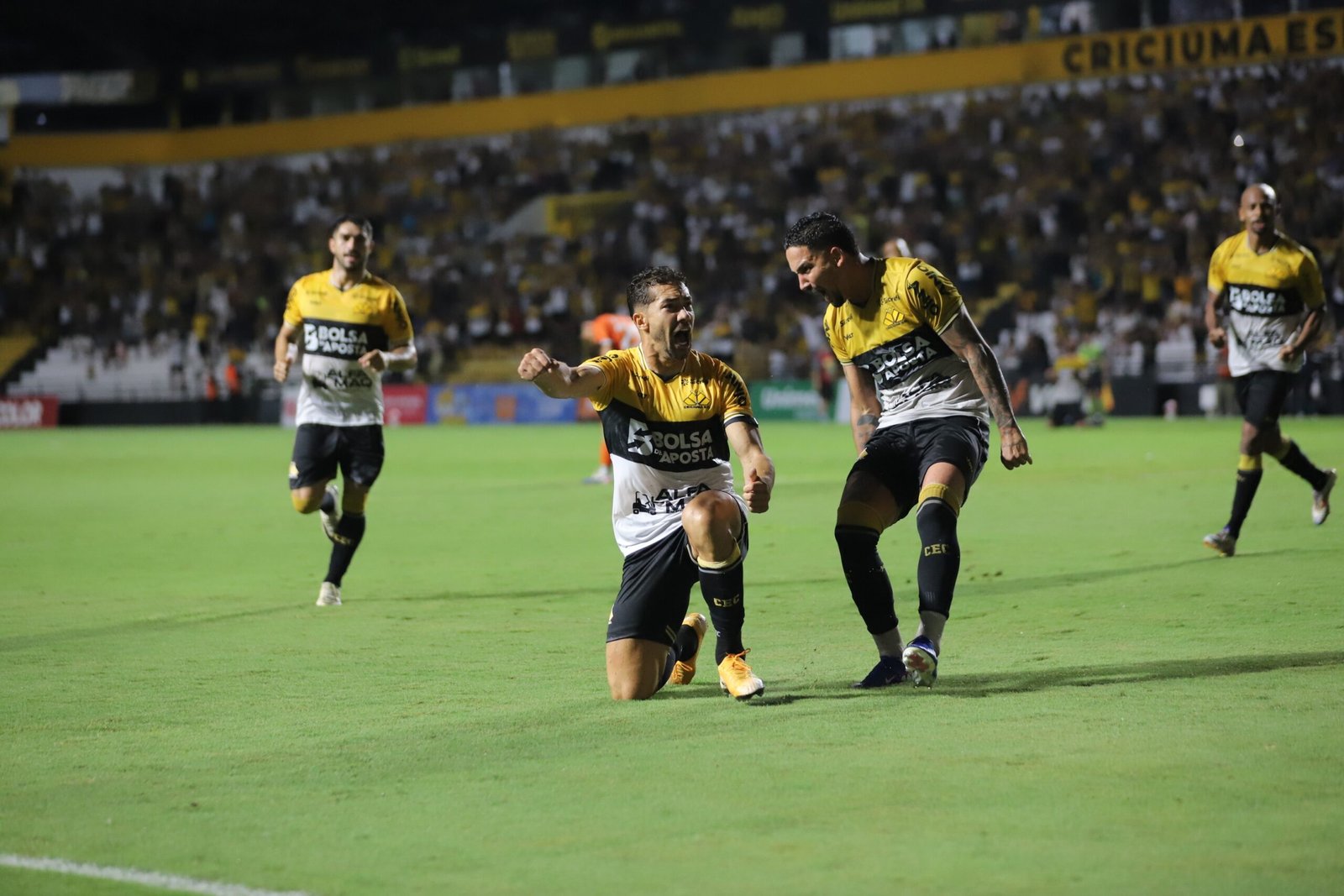 Volante do Criciúma mira duelo contra o Avaí: “Prefiro jogar feio e ganhar o jogo”