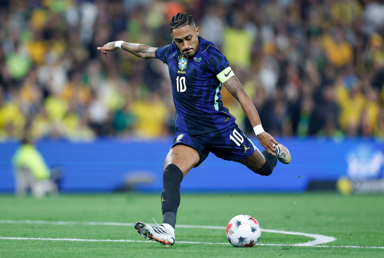 Raphinha sente dor na coxa e é substituído no intervalo do jogo contra Austrália
