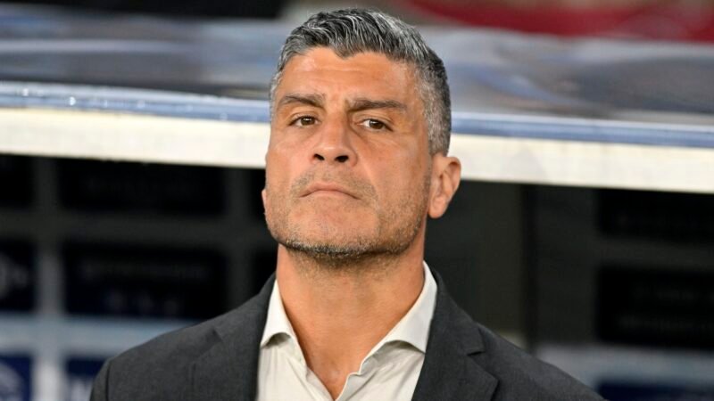 Sequência pesa, e Pedro Emanuel tem jogadores no limite físico no Vasco: “Nem eu estou 100%”