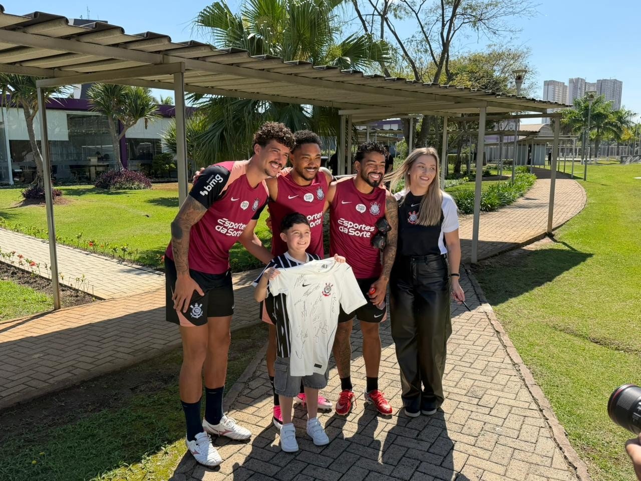 Garoto hostilizado por ganhar camisa de Neymar visita o Corinthians e conhece os jogadores
